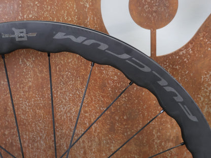 Laufrad/Laufradsatz von Fulcrum, FULCRUM SHARQ 42 CARBON LAUFRADSATZ DISC vor USEDBIKES - OB.DE Hintergrund