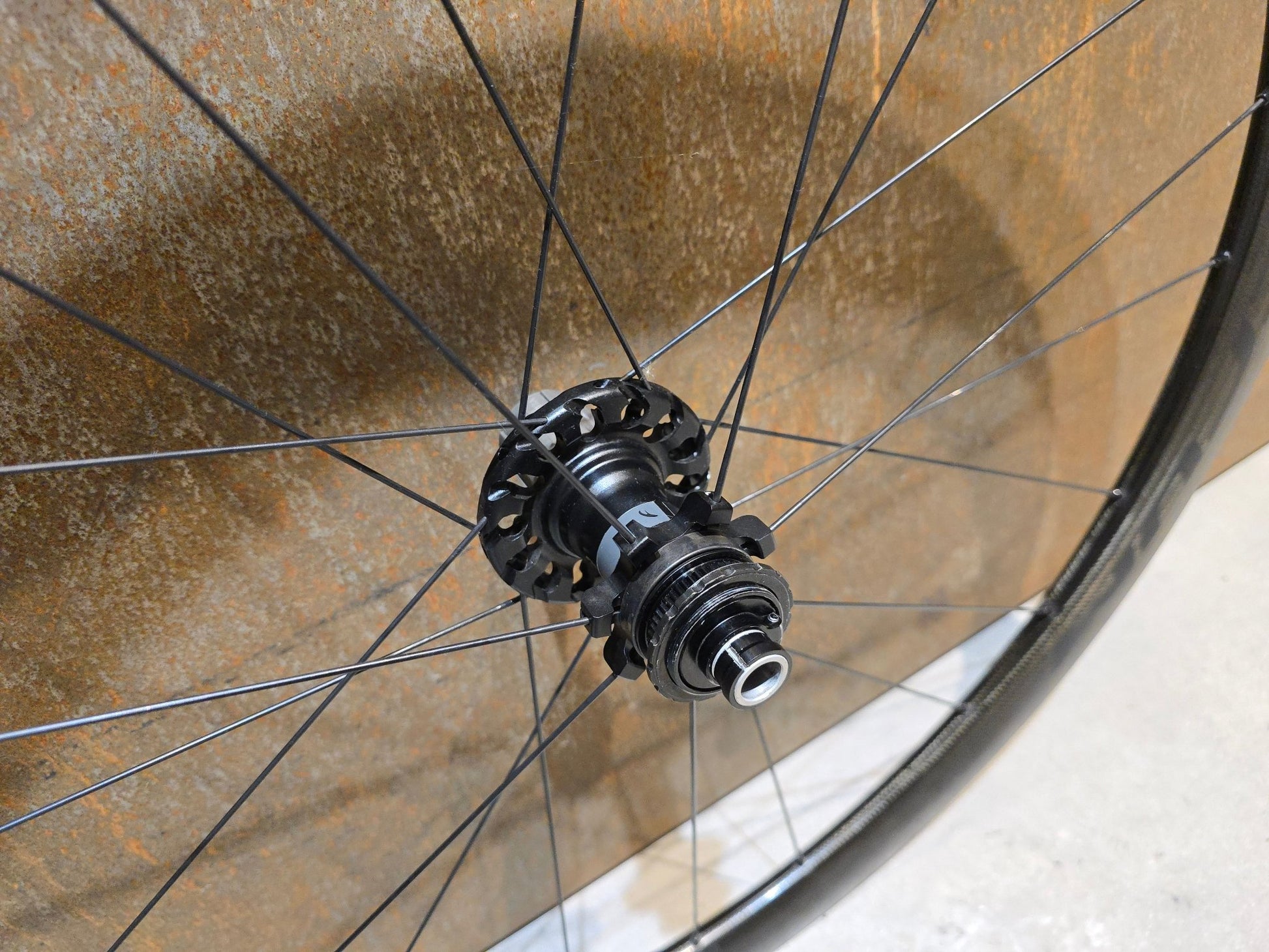 Laufrad/Laufradsatz von Fulcrum, FULCRUM SPEED 40 LITE CARBON DB LAUFRADSATZ DISC in variant_title vor USEDBIKES - OB.DE Hintergrund