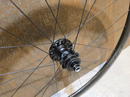 Laufrad/Laufradsatz von Fulcrum, FULCRUM SPEED 40 LITE CARBON DB LAUFRADSATZ DISC in variant_title vor USEDBIKES - OB.DE Hintergrund