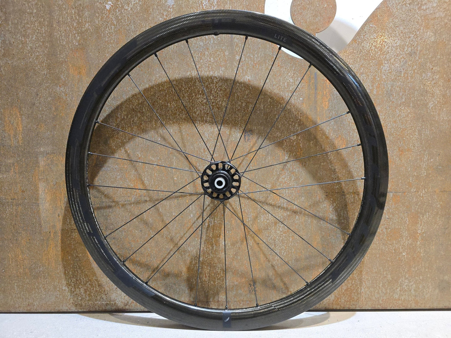Laufrad/Laufradsatz von Fulcrum, FULCRUM SPEED 40 LITE CARBON DB LAUFRADSATZ DISC in variant_title vor USEDBIKES - OB.DE Hintergrund