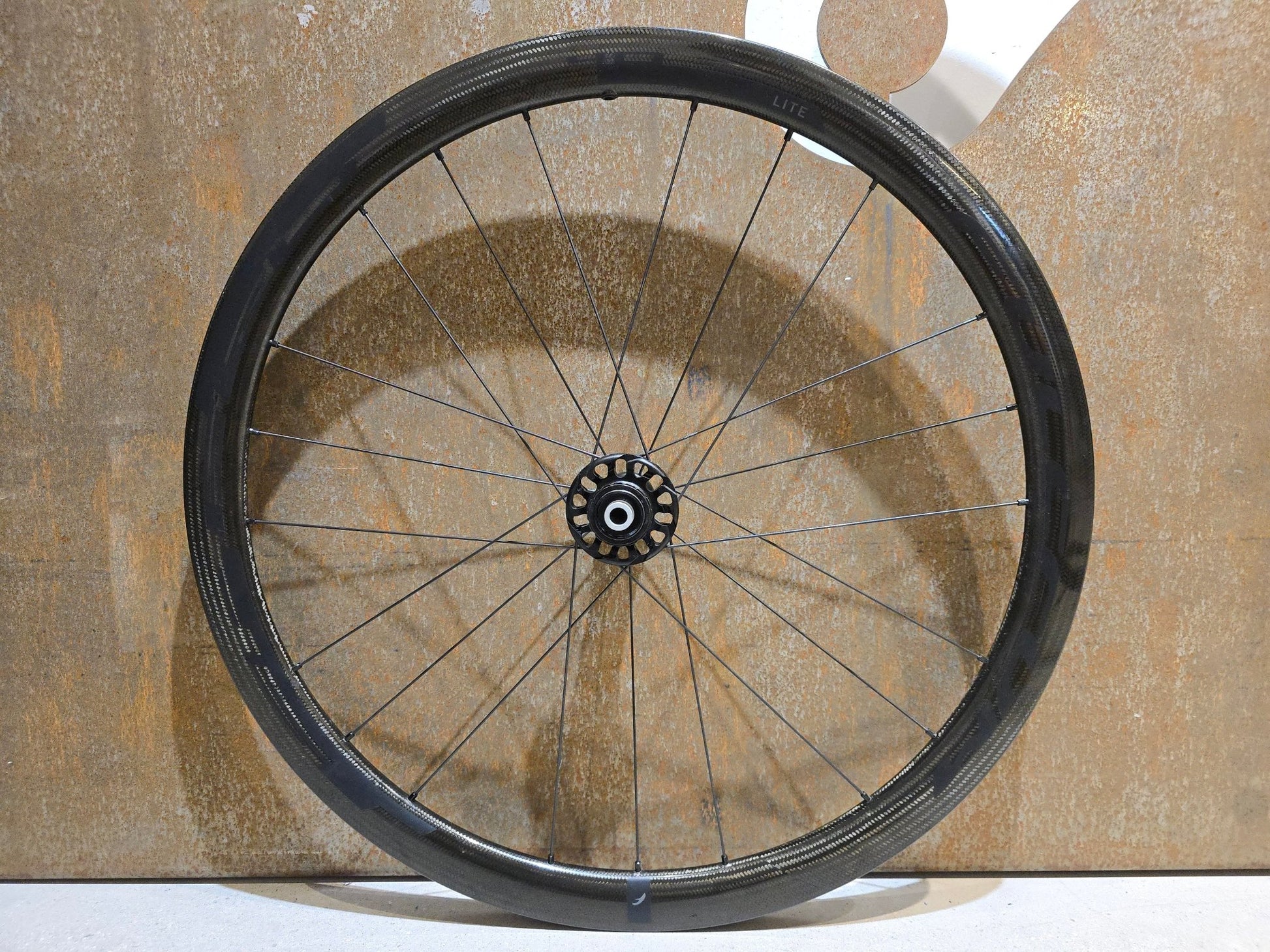 Laufrad/Laufradsatz von Fulcrum, FULCRUM SPEED 40 LITE CARBON DB LAUFRADSATZ DISC in variant_title vor USEDBIKES - OB.DE Hintergrund