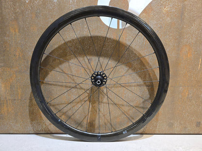 Laufrad/Laufradsatz von Fulcrum, FULCRUM SPEED 40 LITE CARBON DB LAUFRADSATZ DISC in variant_title vor USEDBIKES - OB.DE Hintergrund