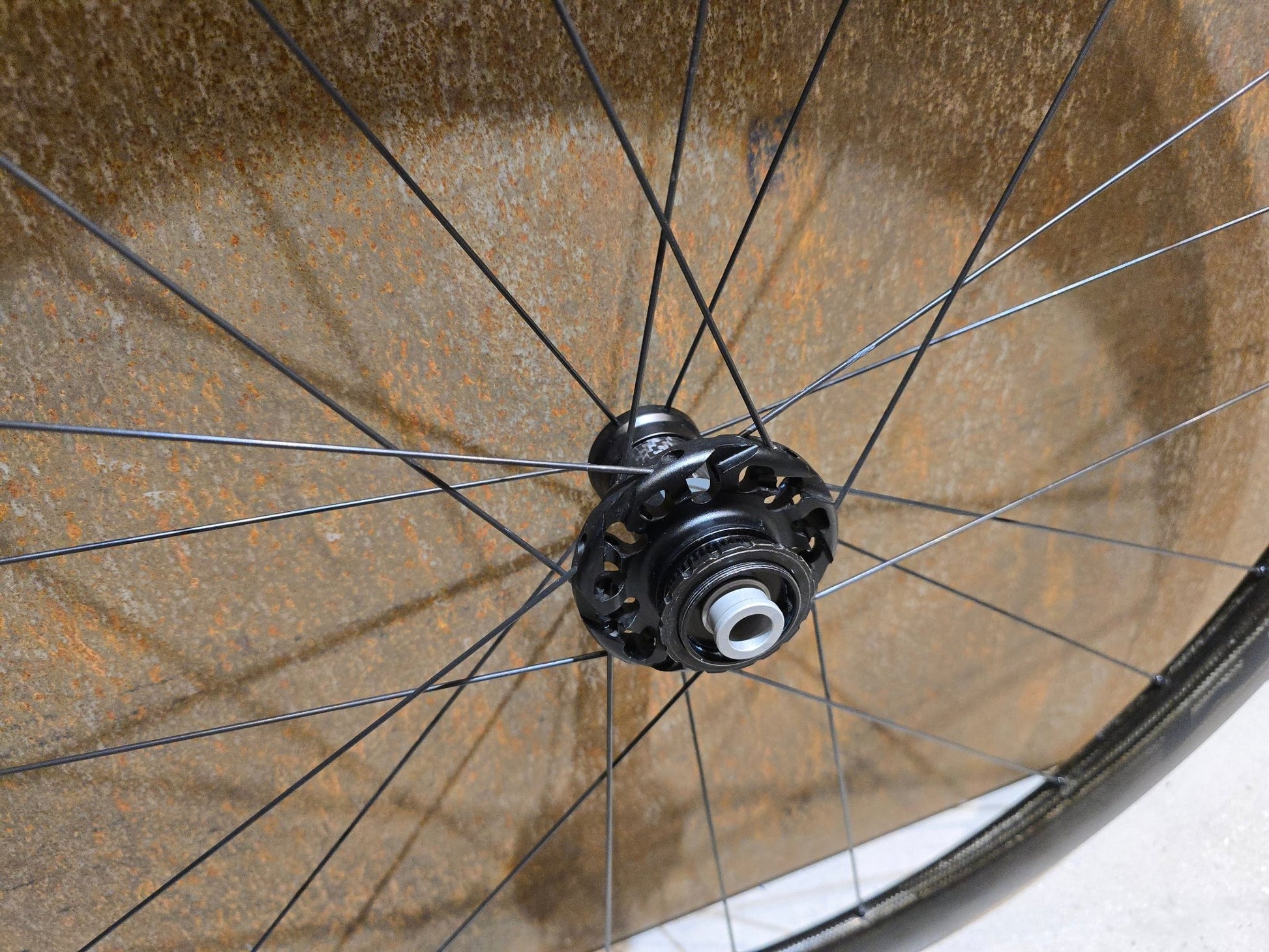 Laufrad/Laufradsatz von Fulcrum, FULCRUM SPEED 40 LITE CARBON DB LAUFRADSATZ DISC in variant_title vor USEDBIKES - OB.DE Hintergrund