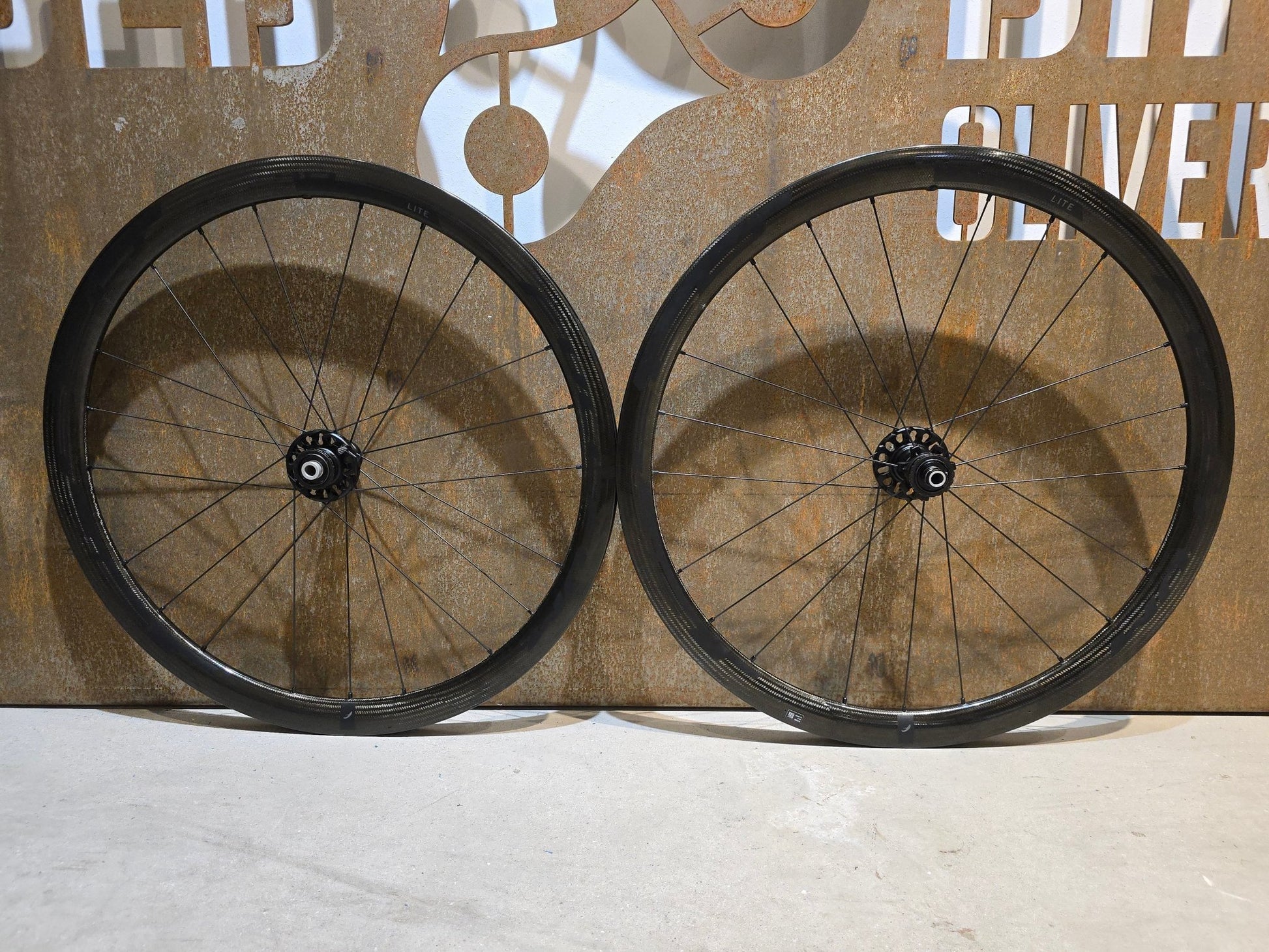 Laufrad/Laufradsatz von Fulcrum, FULCRUM SPEED 40 LITE CARBON DB LAUFRADSATZ DISC in variant_title vor USEDBIKES - OB.DE Hintergrund