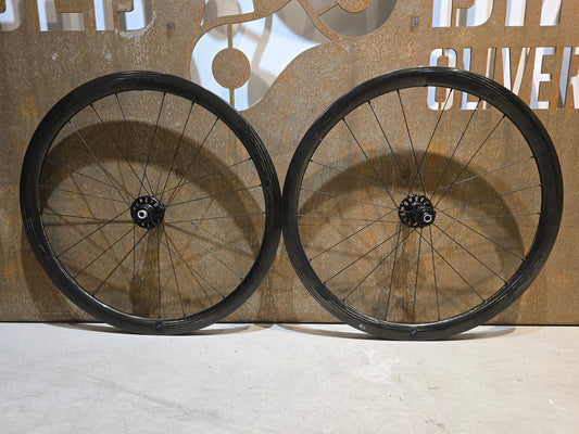 Laufrad/Laufradsatz von Fulcrum, FULCRUM SPEED 40 LITE CARBON DB LAUFRADSATZ DISC in variant_title vor USEDBIKES - OB.DE Hintergrund