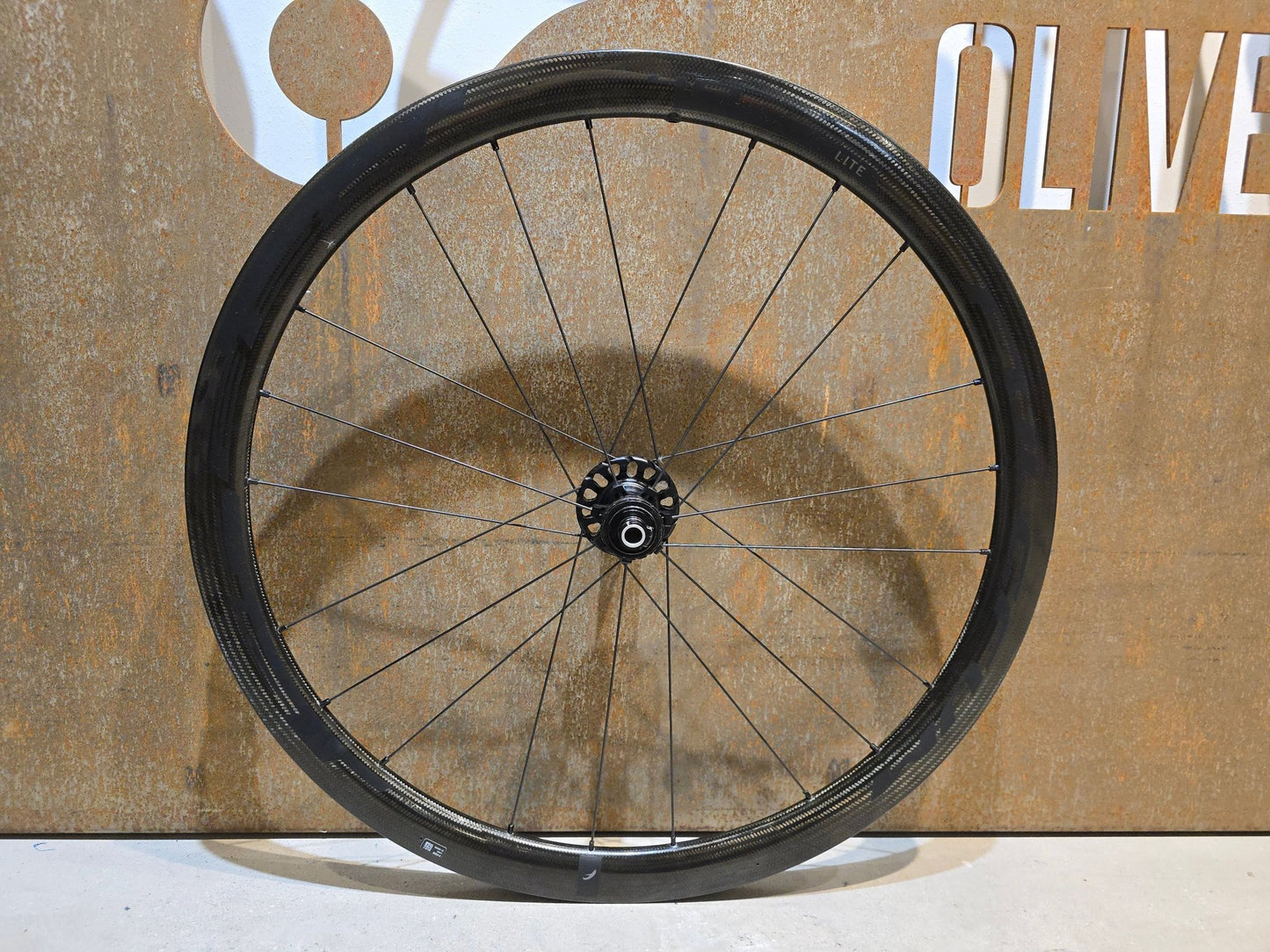 Laufrad/Laufradsatz von Fulcrum, FULCRUM SPEED 40 LITE CARBON DB LAUFRADSATZ DISC in variant_title vor USEDBIKES - OB.DE Hintergrund