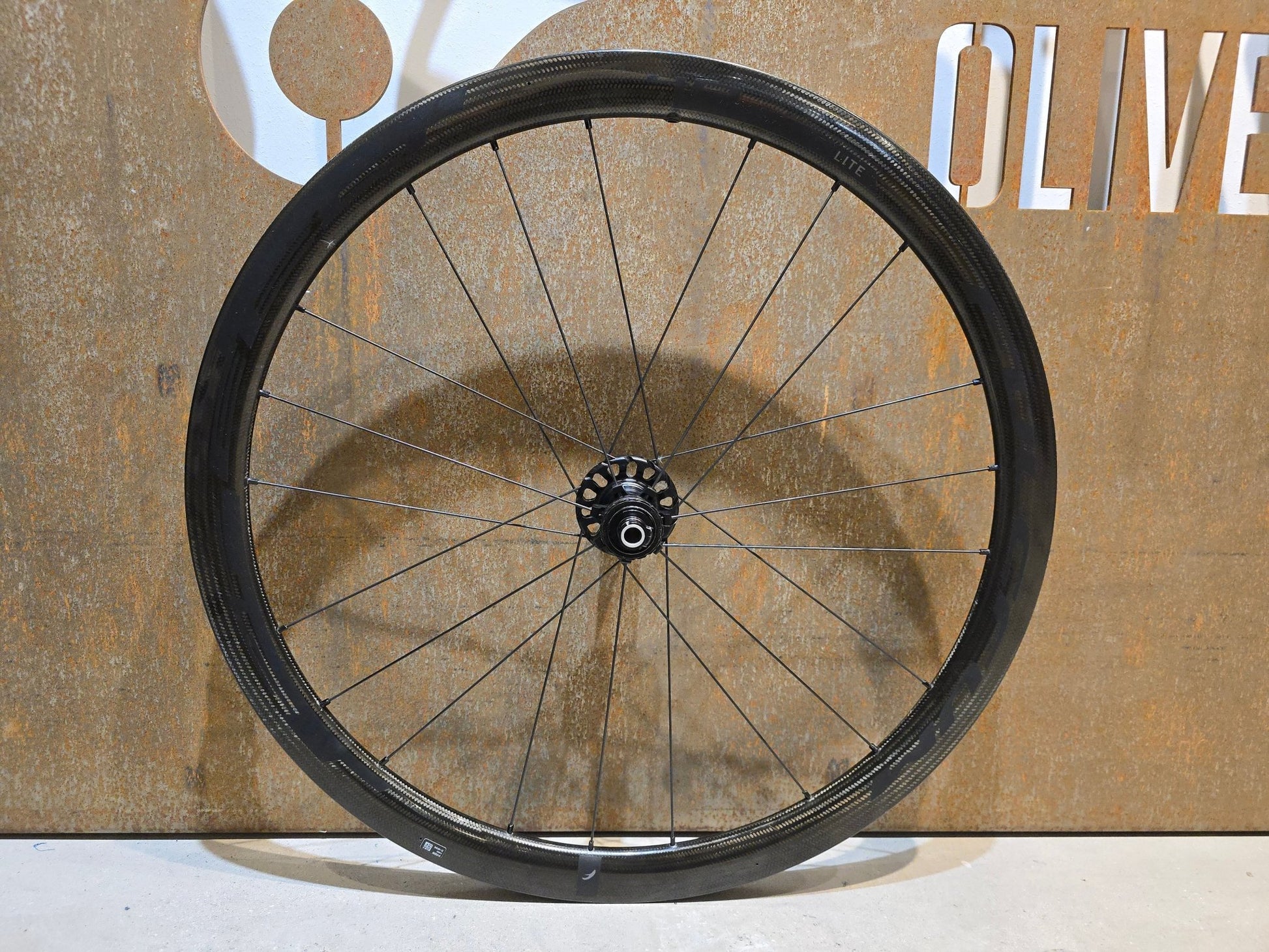 Laufrad/Laufradsatz von Fulcrum, FULCRUM SPEED 40 LITE CARBON DB LAUFRADSATZ DISC in variant_title vor USEDBIKES - OB.DE Hintergrund