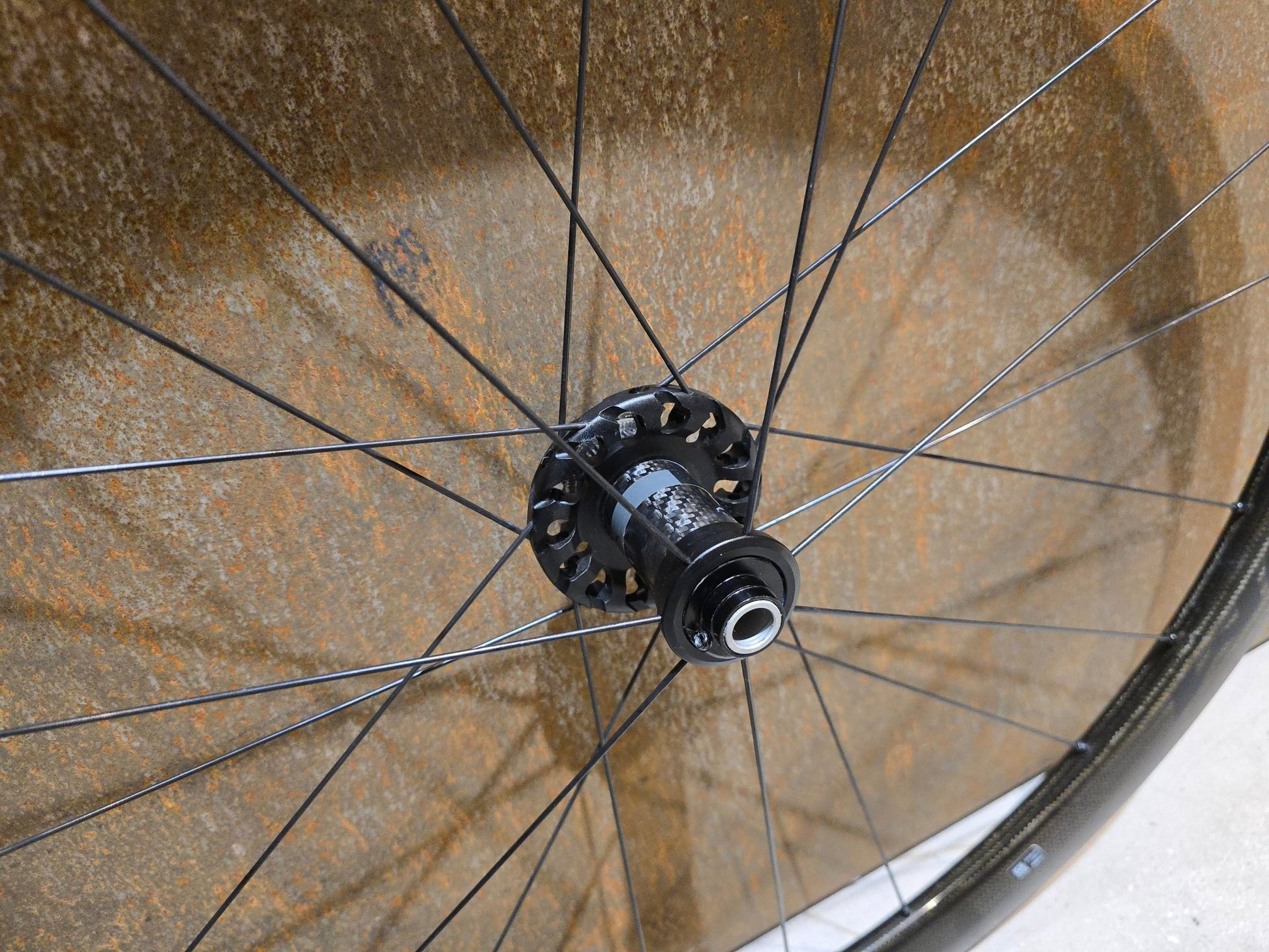 Laufrad/Laufradsatz von Fulcrum, FULCRUM SPEED 40 LITE CARBON DB LAUFRADSATZ DISC in variant_title vor USEDBIKES - OB.DE Hintergrund