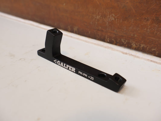 Zubehör von Galfer, GALFER BREMSSATTEL ADAPTER POSTMOUNT +20MM PM OHNE MONTAGEMATERIAL vor USEDBIKES-OB.DE Hintergrund