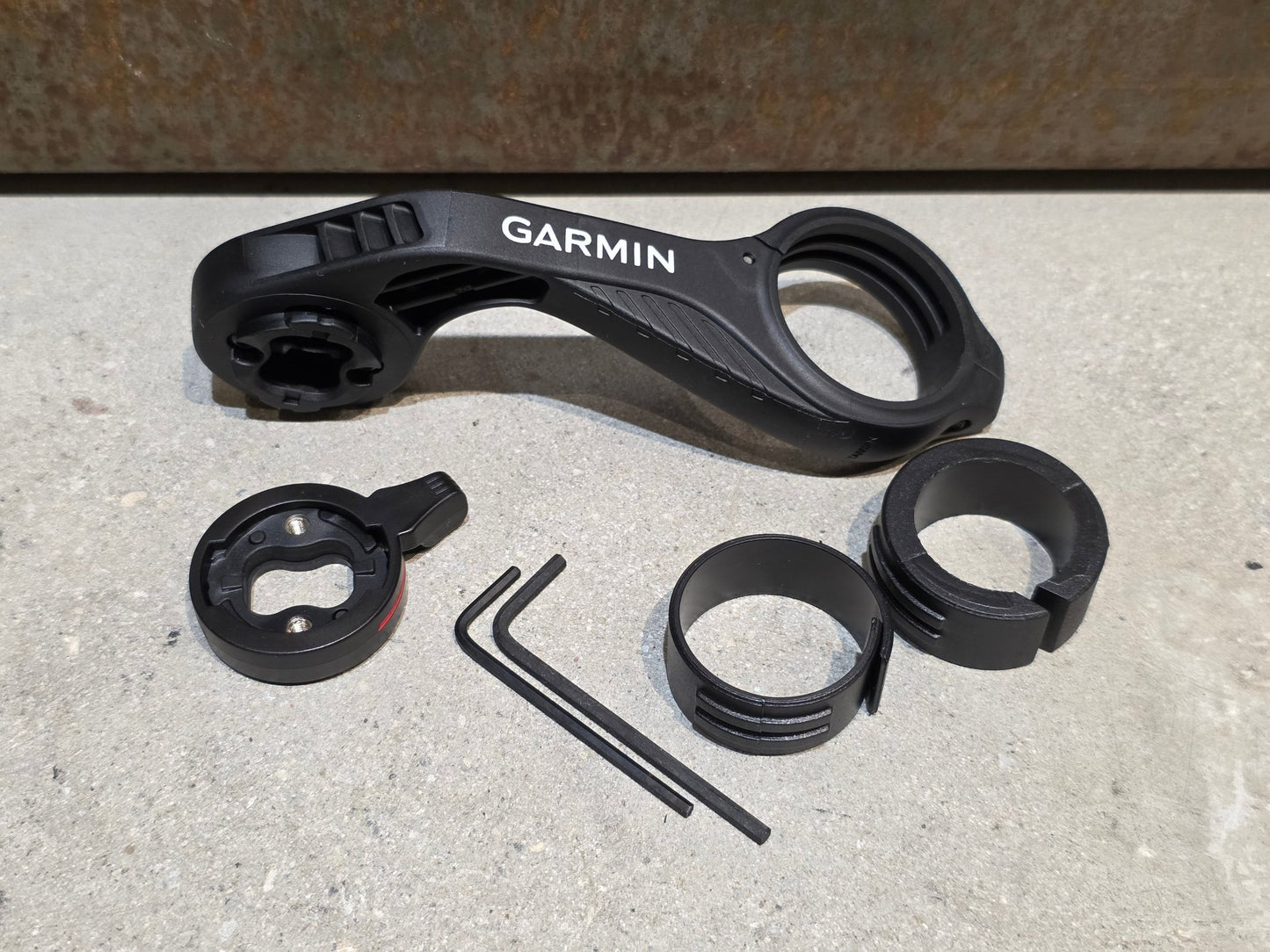 Computerhalterung von Garmin, GARMIN AERO KOMBI - LENKER - COMPUTERHALTERUNG vor USEDBIKES - OB.DE Hintergrund