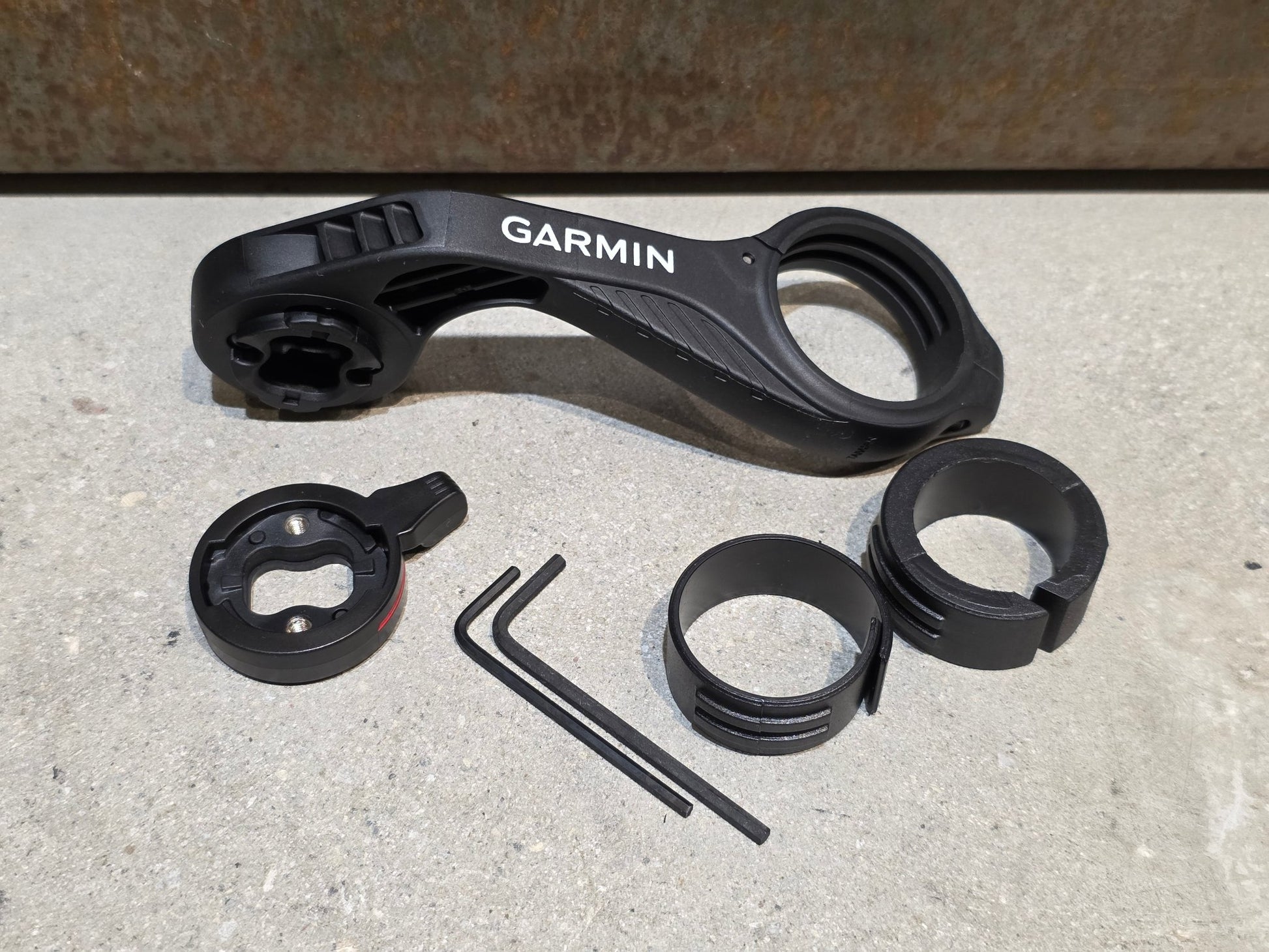 Computerhalterung von Garmin, GARMIN AERO KOMBI - LENKER - COMPUTERHALTERUNG vor USEDBIKES - OB.DE Hintergrund