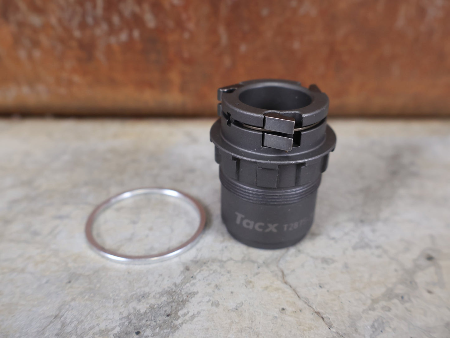 Rollentrainer & Zubehör von Garmin, GARMIN TACX FREILAUFKÖRPER XD - R – FÜR NEO 3M / NEO 2T / FLUX S / FLUX 2 vor USEDBIKES - OB.DE Hintergrund