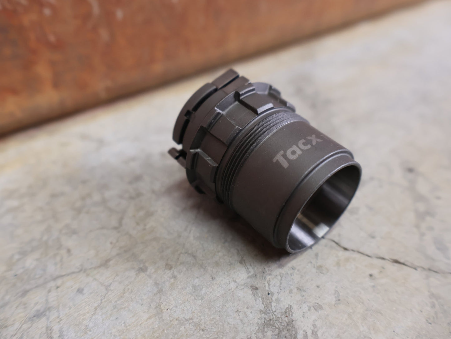 Rollentrainer & Zubehör von Garmin, GARMIN TACX FREILAUFKÖRPER XD - R – FÜR NEO 3M / NEO 2T / FLUX S / FLUX 2 vor USEDBIKES - OB.DE Hintergrund