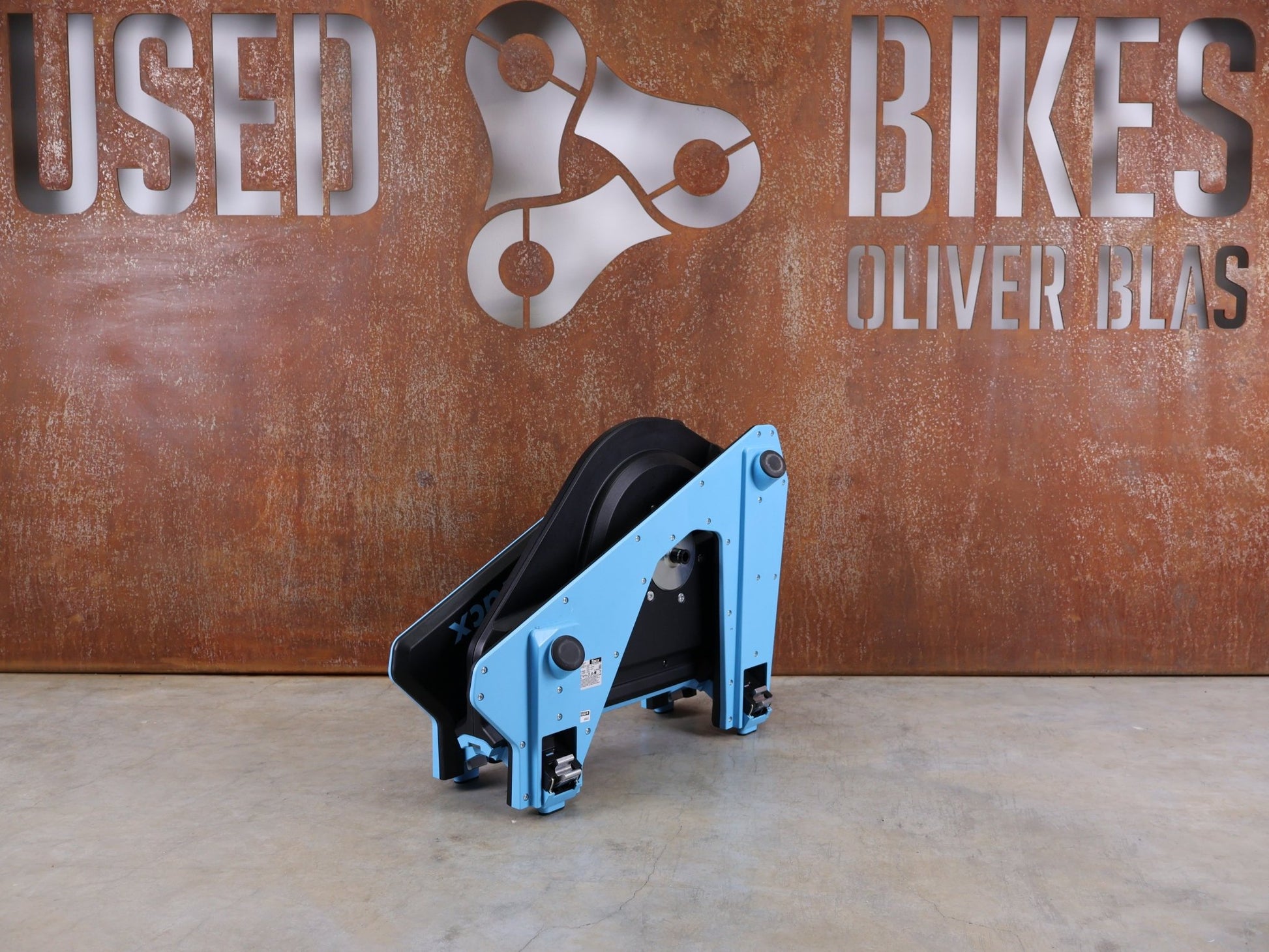 Rollentrainer & Zubehör von Garmin, GARMIN TACX NEO 2T SMART TRAINER T2875 / SRAM XD - R & SHIMANO HG vor USEDBIKES - OB.DE Hintergrund