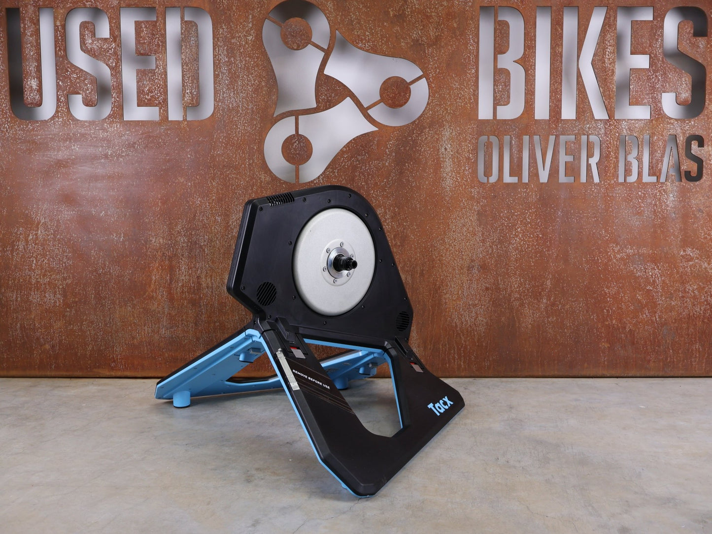 Rollentrainer & Zubehör von Garmin, GARMIN TACX NEO 2T SMART TRAINER T2875 / SRAM XD - R & SHIMANO HG vor USEDBIKES - OB.DE Hintergrund