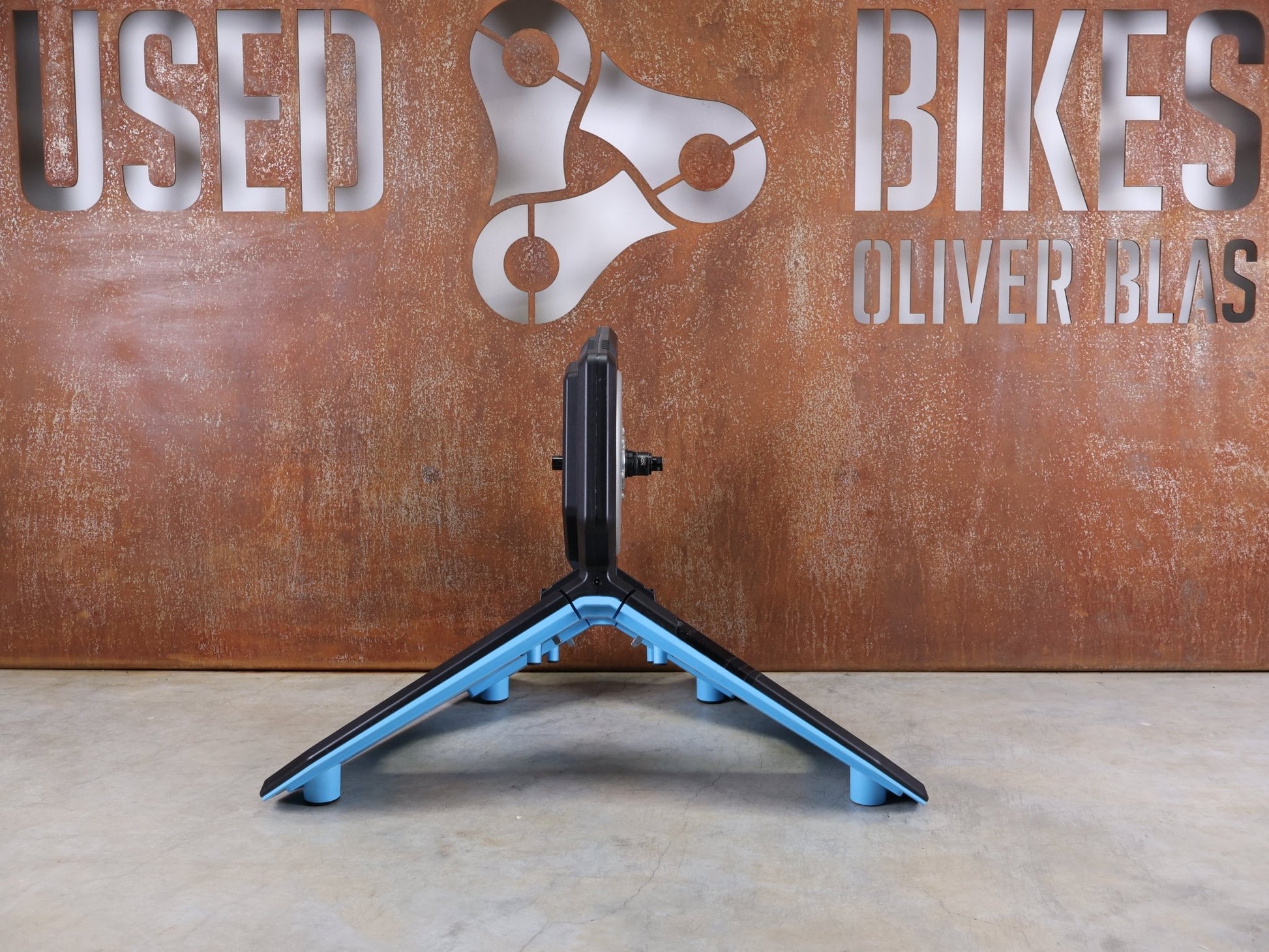 Rollentrainer & Zubehör von Garmin, GARMIN TACX NEO 2T SMART TRAINER T2875 / SRAM XD - R & SHIMANO HG vor USEDBIKES - OB.DE Hintergrund