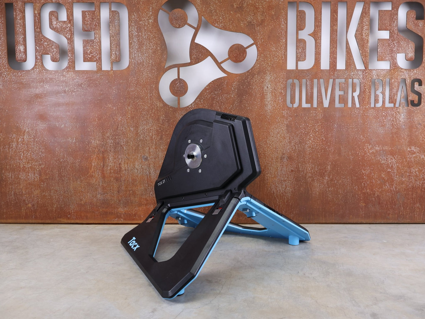 Rollentrainer & Zubehör von Garmin, GARMIN TACX NEO 2T SMART TRAINER T2875 / SRAM XD - R & SHIMANO HG vor USEDBIKES - OB.DE Hintergrund