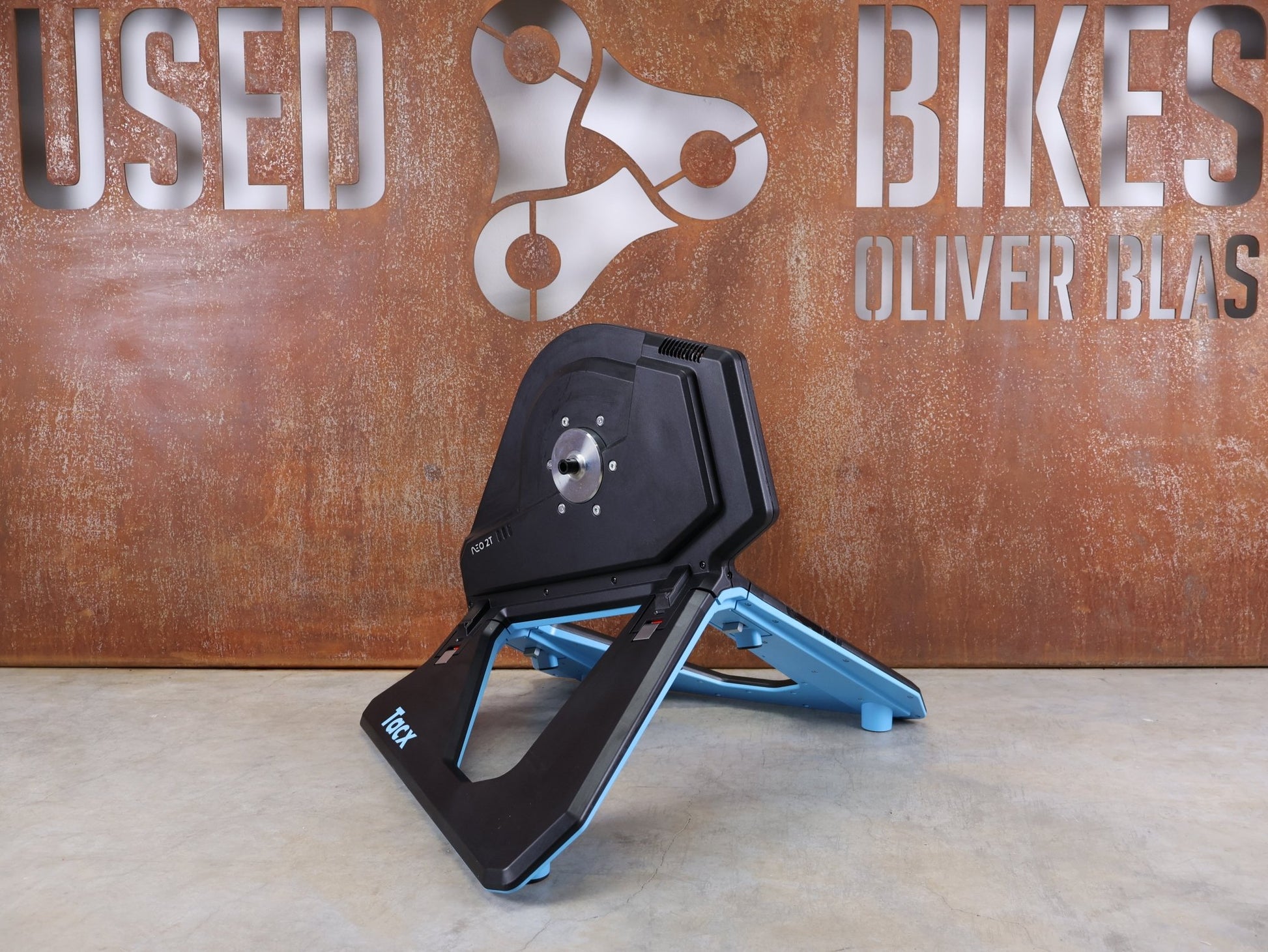 Rollentrainer & Zubehör von Garmin, GARMIN TACX NEO 2T SMART TRAINER T2875 / SRAM XD - R & SHIMANO HG vor USEDBIKES - OB.DE Hintergrund