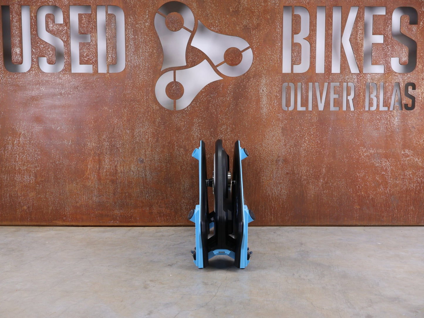 Rollentrainer & Zubehör von Garmin, GARMIN TACX NEO 2T SMART TRAINER T2875 / SRAM XD - R & SHIMANO HG vor USEDBIKES - OB.DE Hintergrund