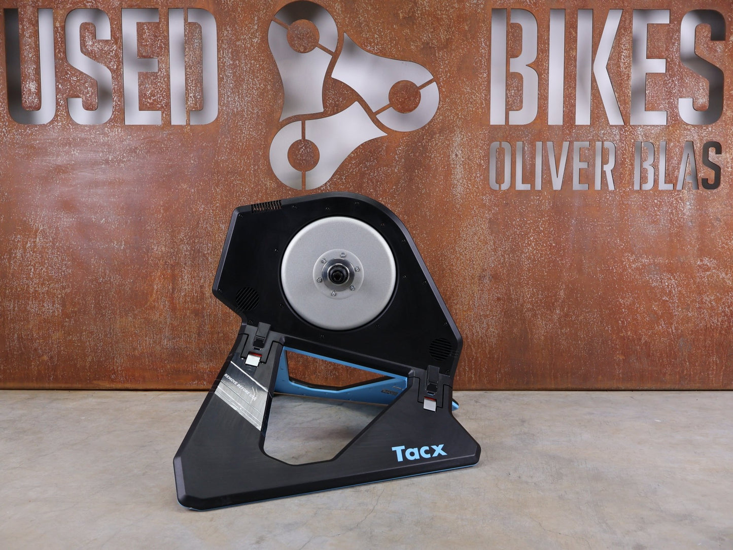 Rollentrainer & Zubehör von Garmin, GARMIN TACX NEO 2T SMART TRAINER T2875 / SRAM XD - R & SHIMANO HG vor USEDBIKES - OB.DE Hintergrund