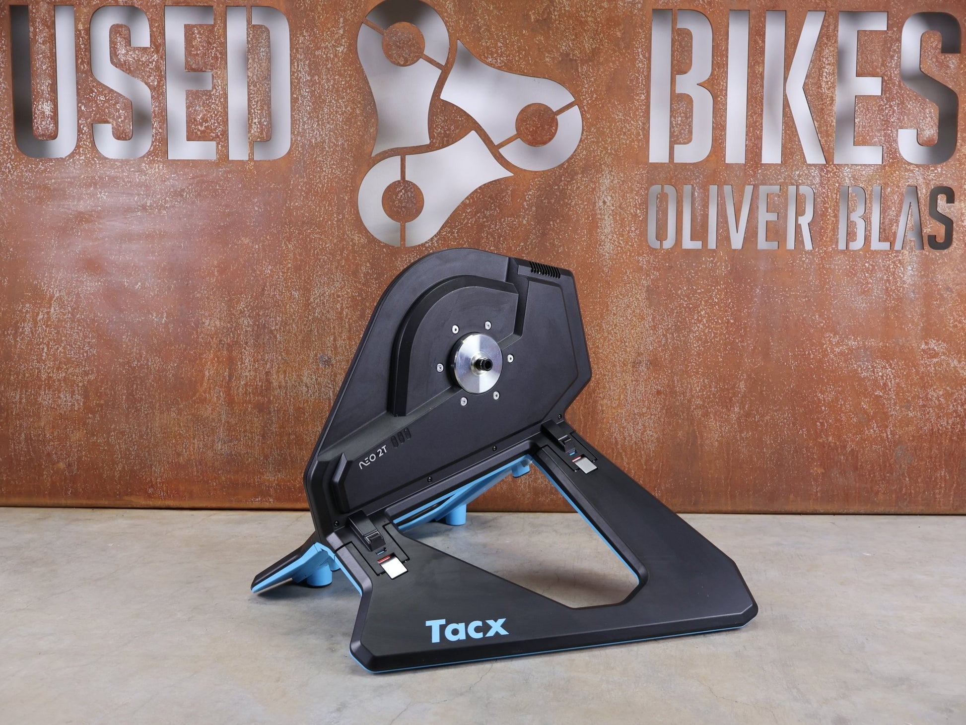 Rollentrainer & Zubehör von Garmin, GARMIN TACX NEO 2T SMART TRAINER T2875 / SRAM XD - R & SHIMANO HG vor USEDBIKES - OB.DE Hintergrund