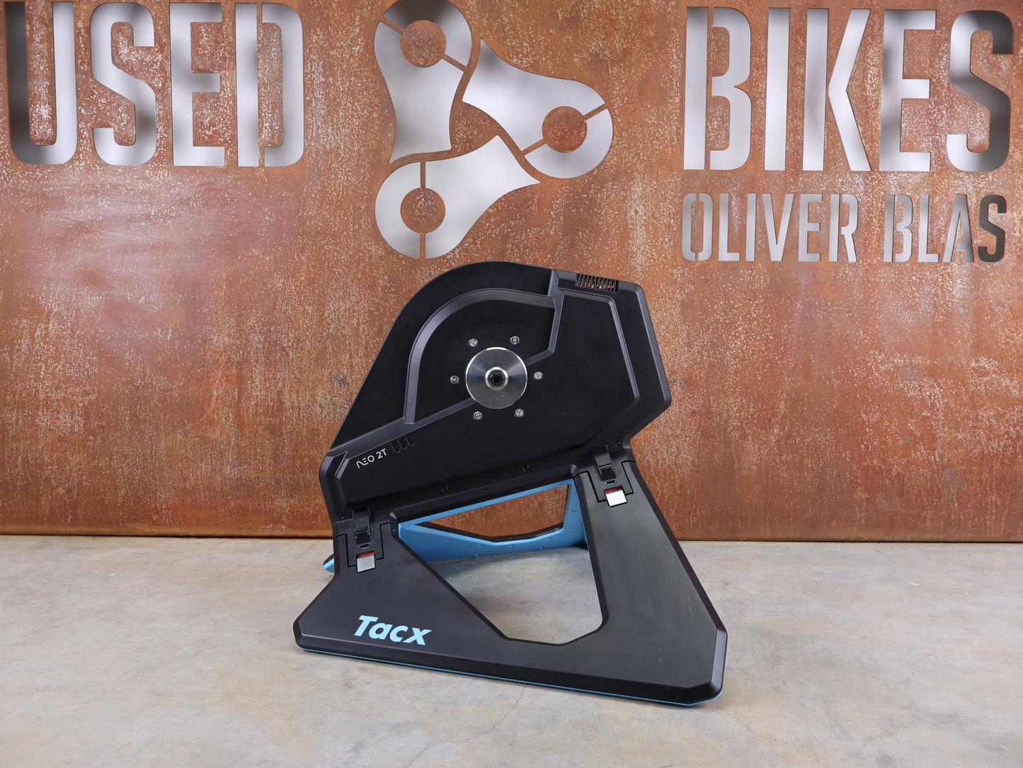 Rollentrainer & Zubehör von Garmin, GARMIN TACX NEO 2T SMART TRAINER T2875 / SRAM XD - R & SHIMANO HG vor USEDBIKES - OB.DE Hintergrund