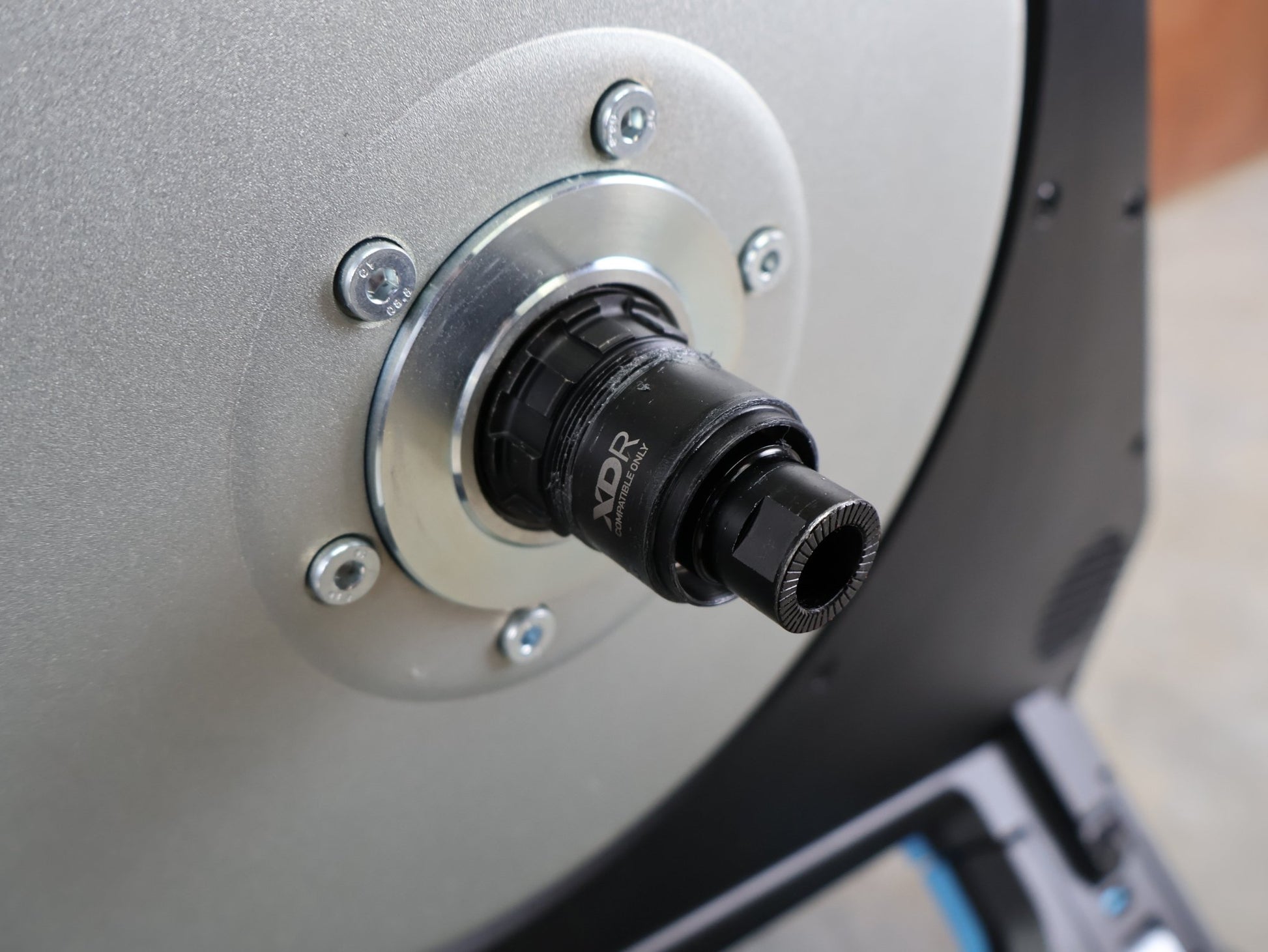 Rollentrainer & Zubehör von Garmin, GARMIN TACX NEO 2T SMART TRAINER T2875 / SRAM XD - R & SHIMANO HG vor USEDBIKES - OB.DE Hintergrund