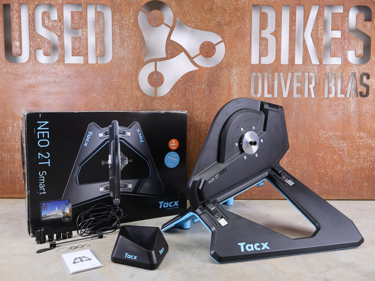 Rollentrainer & Zubehör von Garmin, GARMIN TACX NEO 2T SMART TRAINER T2875 / SRAM XD - R & SHIMANO HG vor USEDBIKES - OB.DE Hintergrund