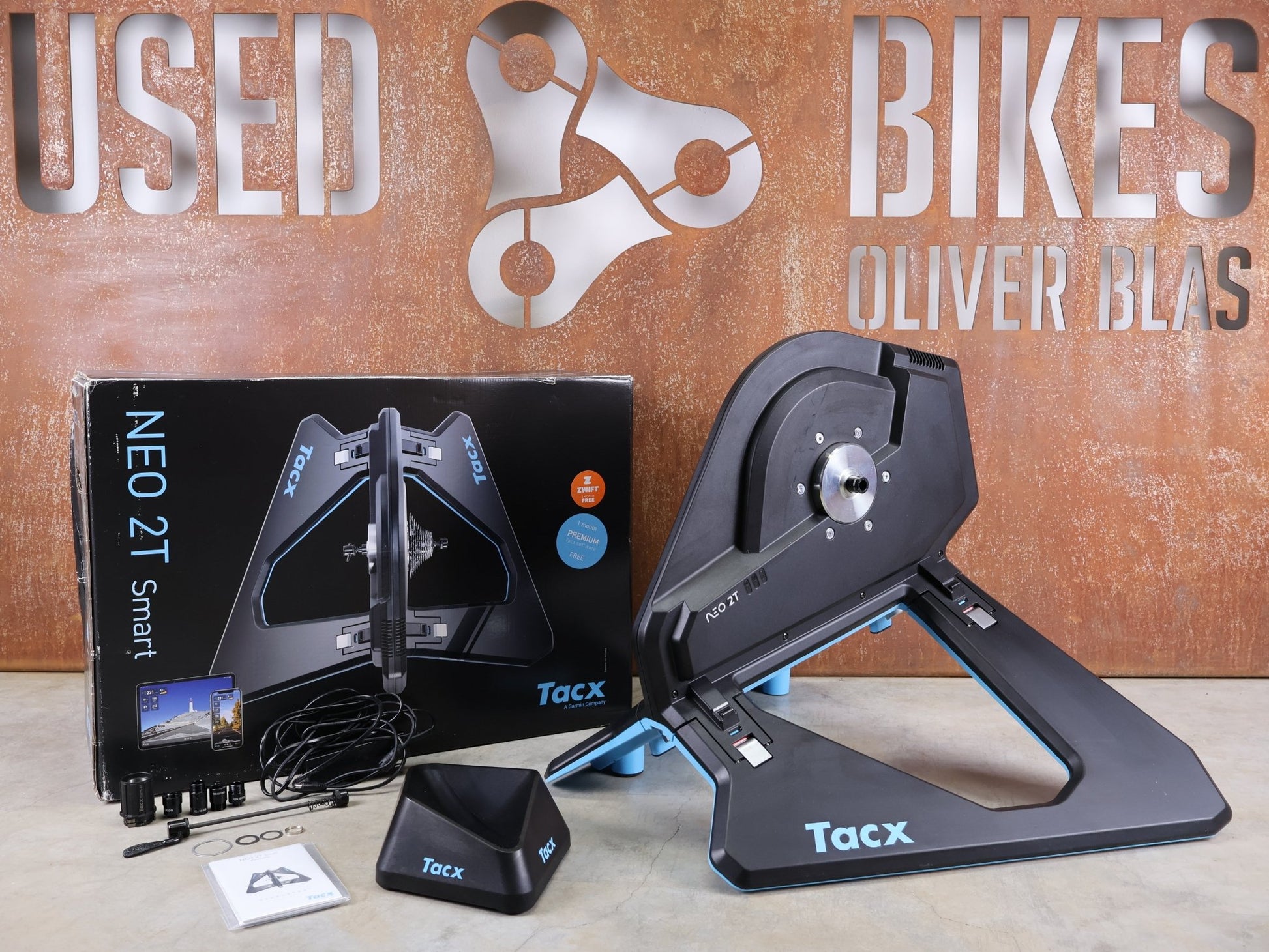 Rollentrainer & Zubehör von Garmin, GARMIN TACX NEO 2T SMART TRAINER T2875 / SRAM XD - R & SHIMANO HG vor USEDBIKES - OB.DE Hintergrund