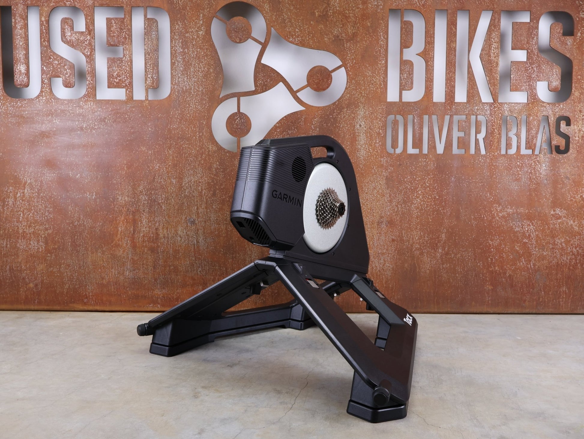 Rollentrainer & Zubehör von Garmin, GARMIN TACX NEO 3M HEIMTRAINER – SMART TRAINER MIT DIREKTANTRIEB vor USEDBIKES - OB.DE Hintergrund