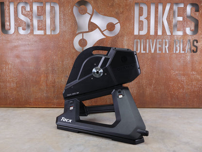 Rollentrainer & Zubehör von Garmin, GARMIN TACX NEO 3M HEIMTRAINER – SMART TRAINER MIT DIREKTANTRIEB vor USEDBIKES - OB.DE Hintergrund