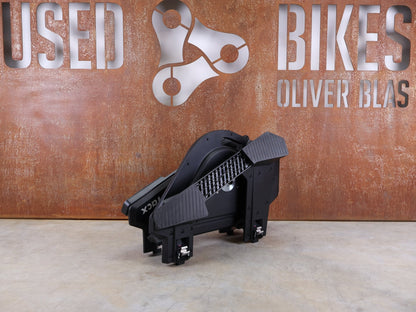 Rollentrainer & Zubehör von Garmin, GARMIN TACX NEO 3M HEIMTRAINER – SMART TRAINER MIT DIREKTANTRIEB vor USEDBIKES - OB.DE Hintergrund