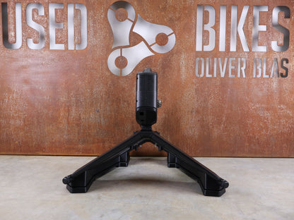 Rollentrainer & Zubehör von Garmin, GARMIN TACX NEO 3M HEIMTRAINER – SMART TRAINER MIT DIREKTANTRIEB vor USEDBIKES - OB.DE Hintergrund