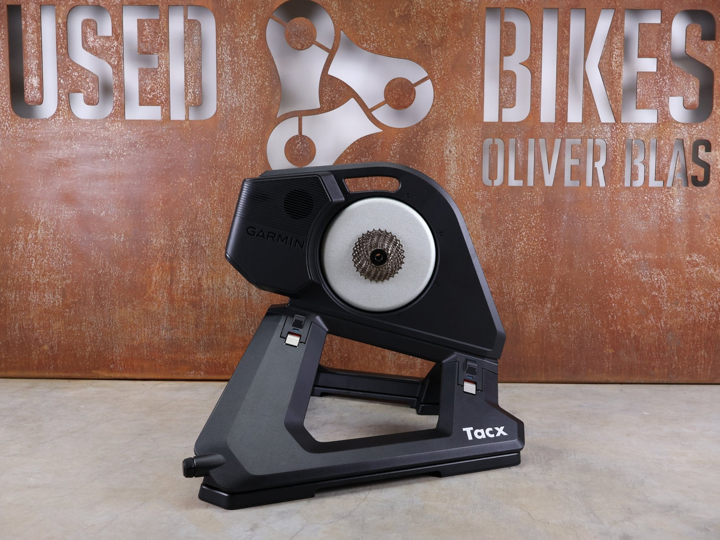 Rollentrainer & Zubehör von Garmin, GARMIN TACX NEO 3M HEIMTRAINER – SMART TRAINER MIT DIREKTANTRIEB vor USEDBIKES - OB.DE Hintergrund