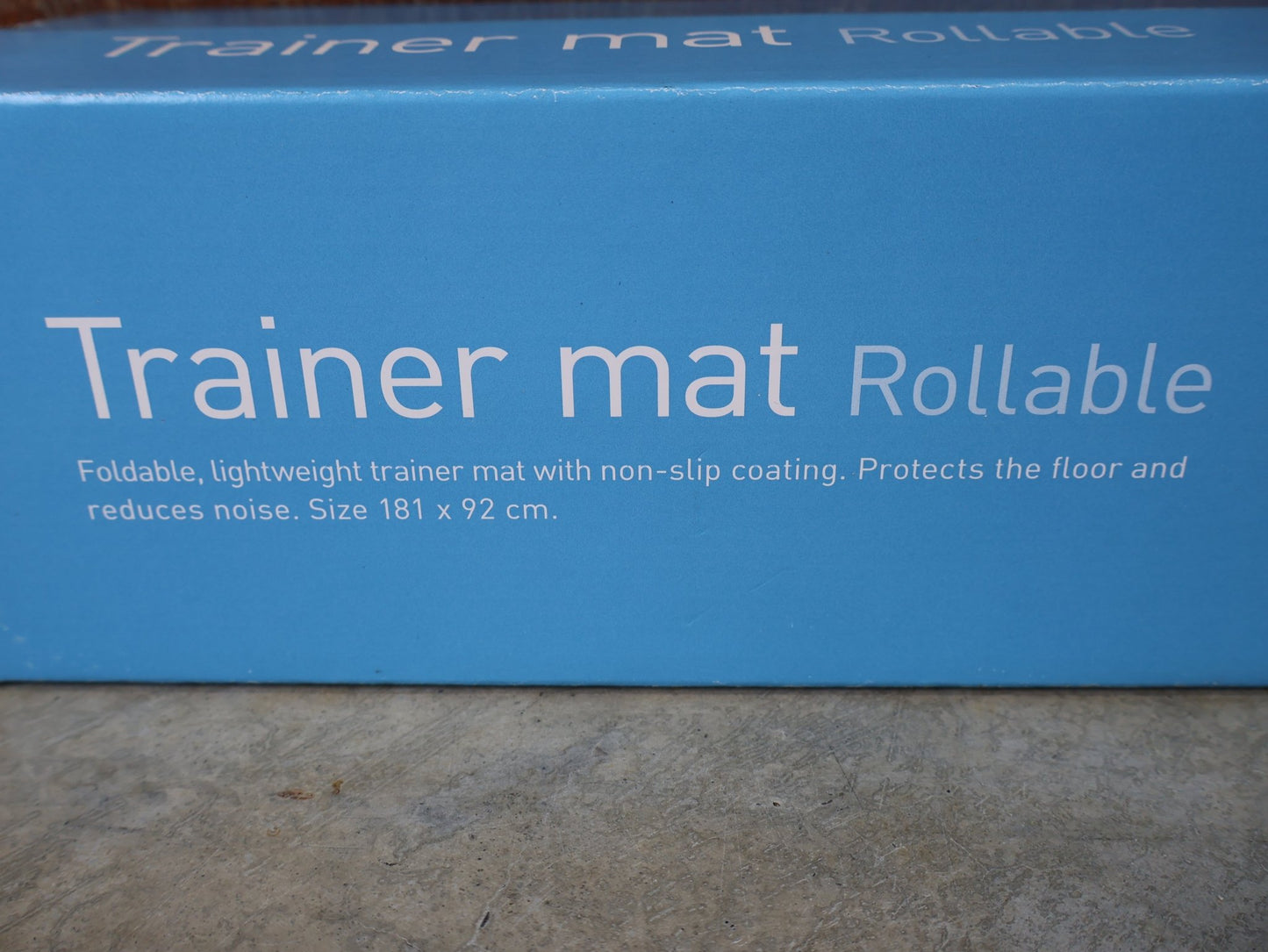 Rollentrainer & Zubehör von Garmin, GARMIN TACX TRAINERMATTE T2918 – ROLLBAR vor USEDBIKES - OB.DE Hintergrund