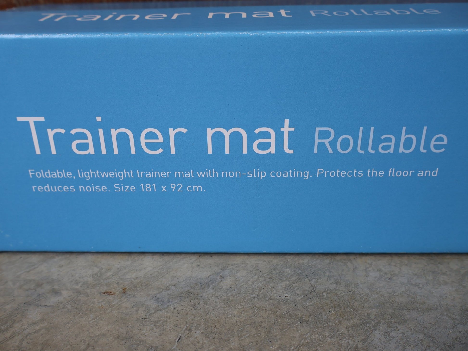 Rollentrainer & Zubehör von Garmin, GARMIN TACX TRAINERMATTE T2918 – ROLLBAR vor USEDBIKES - OB.DE Hintergrund