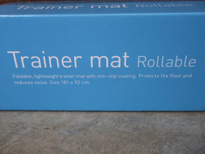 Rollentrainer & Zubehör von Garmin, GARMIN TACX TRAINERMATTE T2918 – ROLLBAR vor USEDBIKES - OB.DE Hintergrund