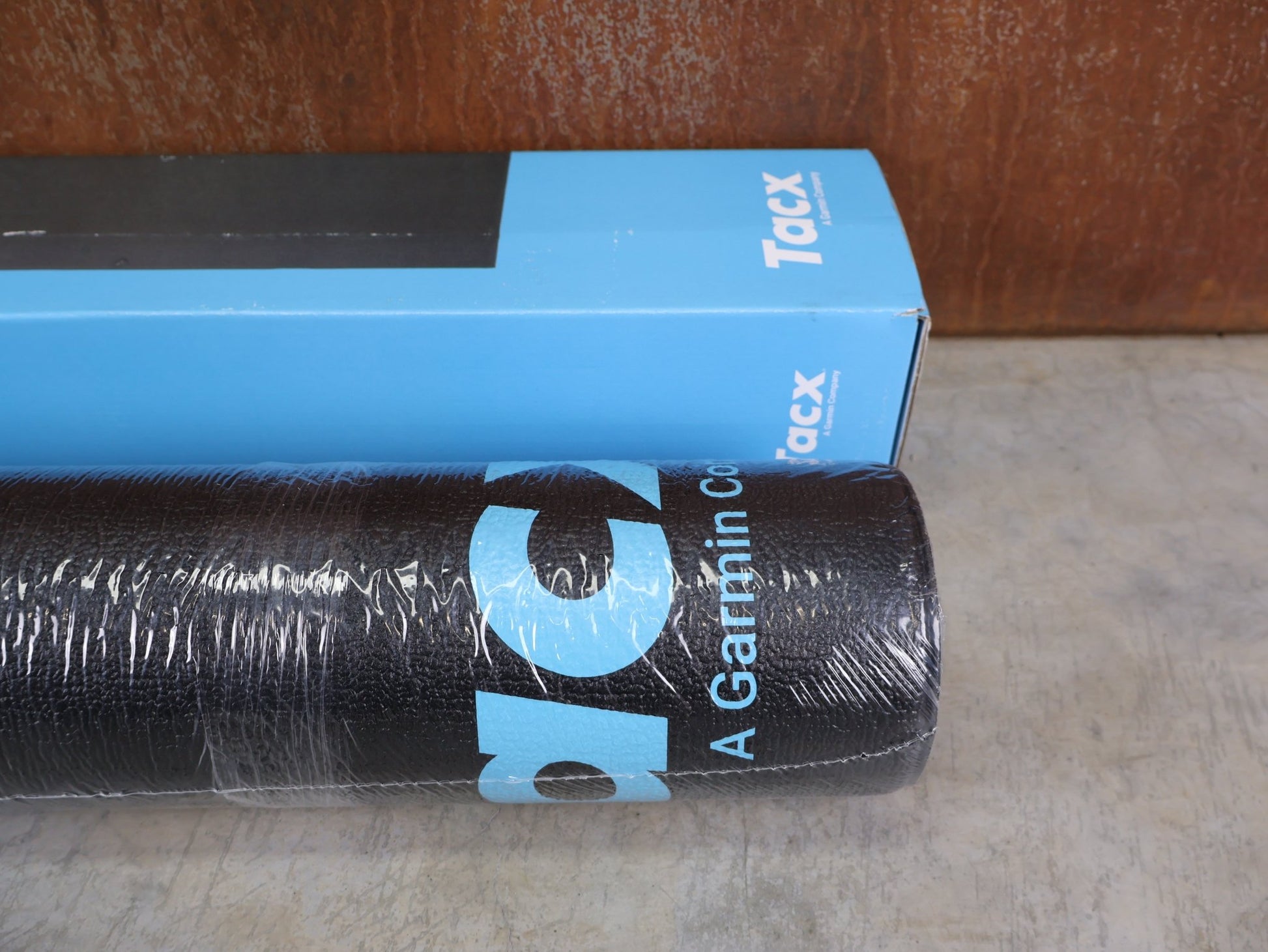 Rollentrainer & Zubehör von Garmin, GARMIN TACX TRAINERMATTE T2918 – ROLLBAR vor USEDBIKES - OB.DE Hintergrund