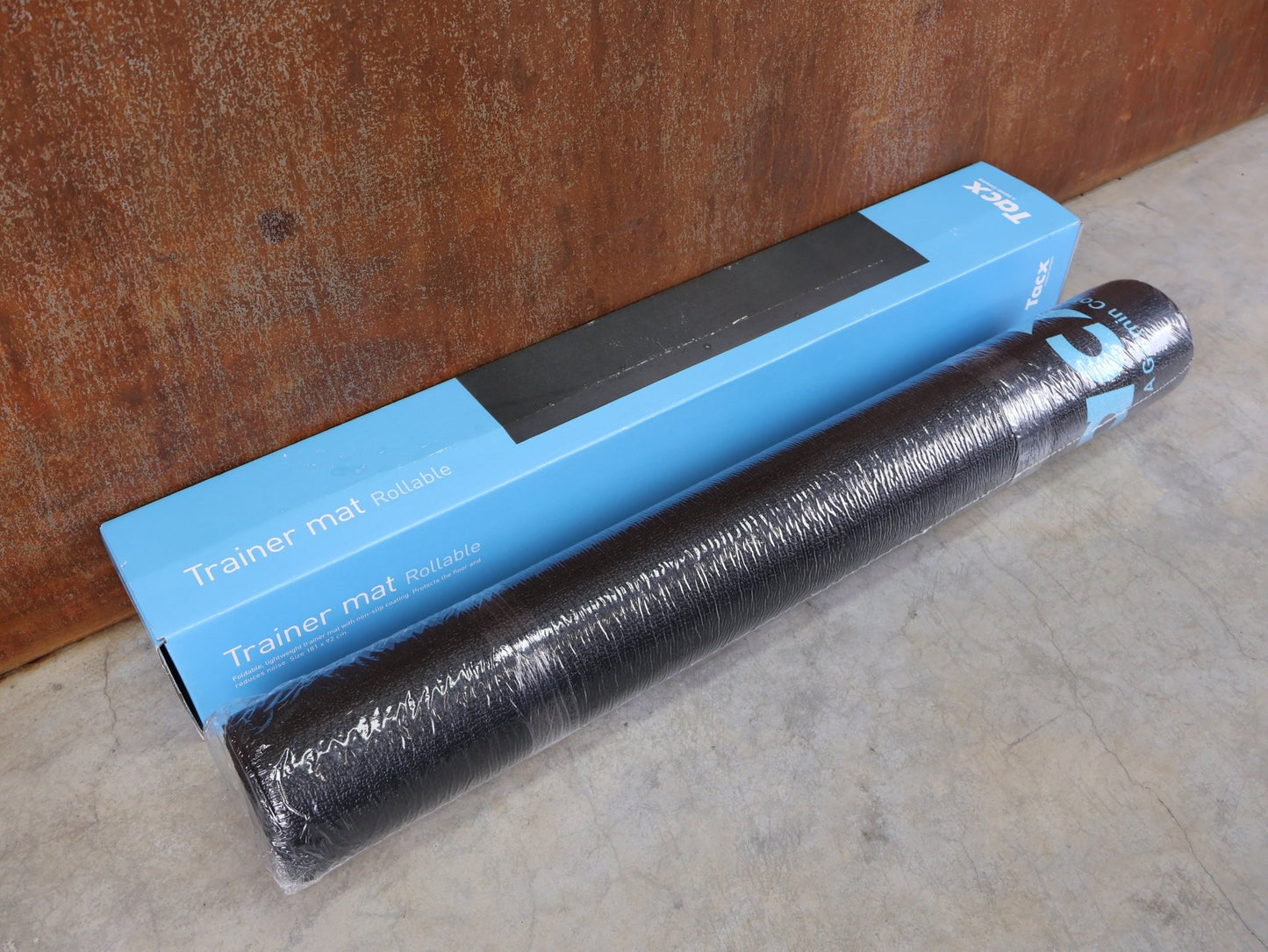 Rollentrainer & Zubehör von Garmin, GARMIN TACX TRAINERMATTE T2918 – ROLLBAR vor USEDBIKES - OB.DE Hintergrund