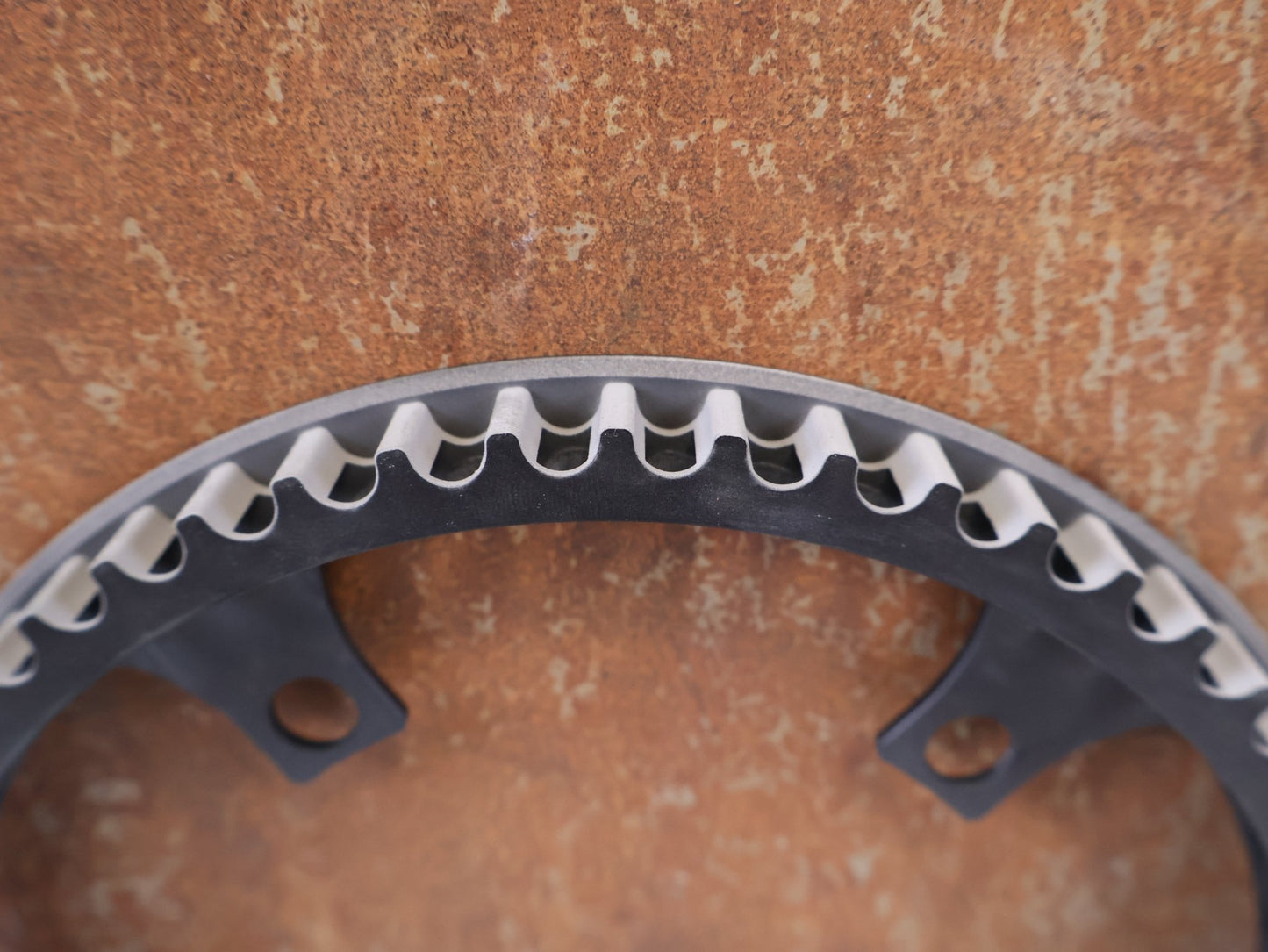 Kettenblatt von Gates, GATES CARBON DRIVE RIEMENSCHEIBE 55 ZÄHNE DIRECT MOUNT vor USEDBIKES-OB.DE Hintergrund