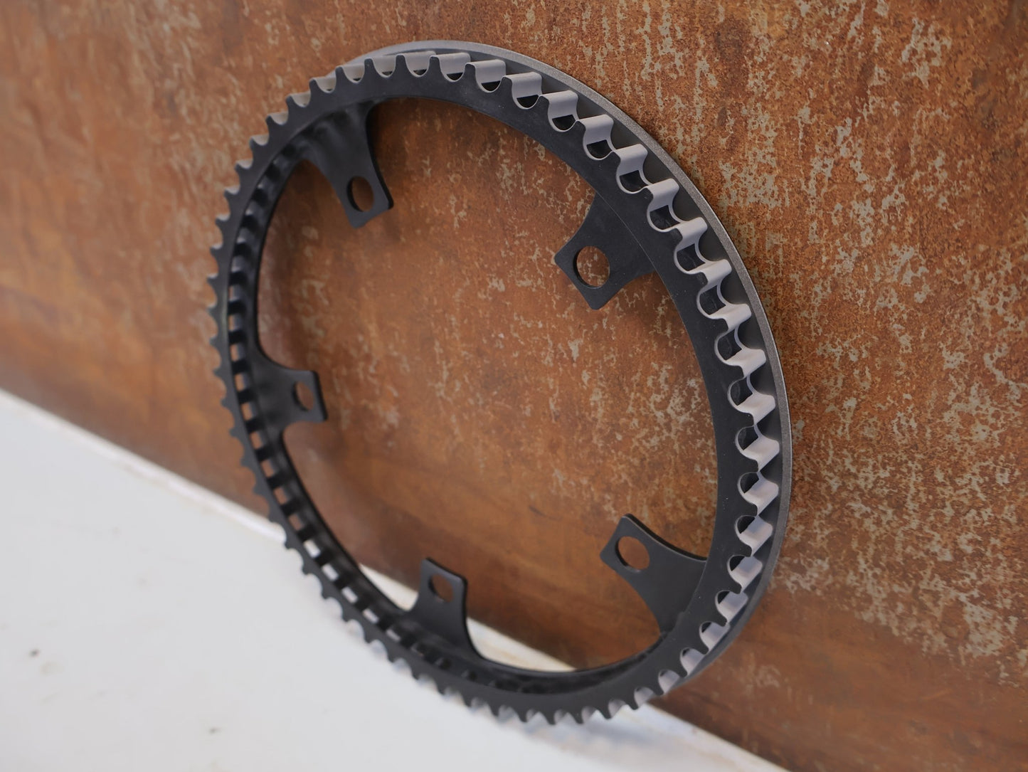 Kettenblatt von Gates, GATES CARBON DRIVE RIEMENSCHEIBE 55 ZÄHNE DIRECT MOUNT vor USEDBIKES-OB.DE Hintergrund