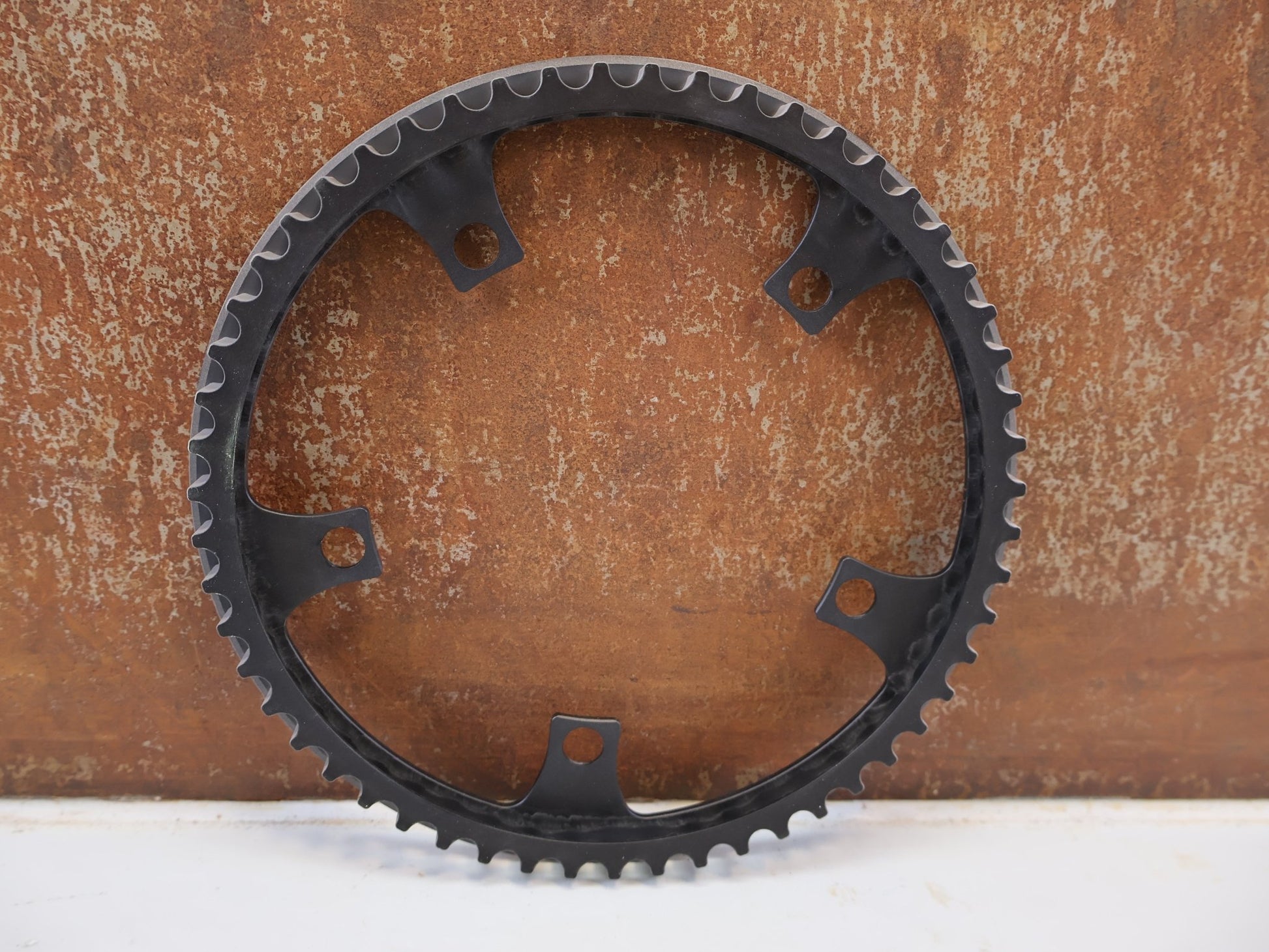 Kettenblatt von Gates, GATES CARBON DRIVE RIEMENSCHEIBE 55 ZÄHNE DIRECT MOUNT vor USEDBIKES-OB.DE Hintergrund