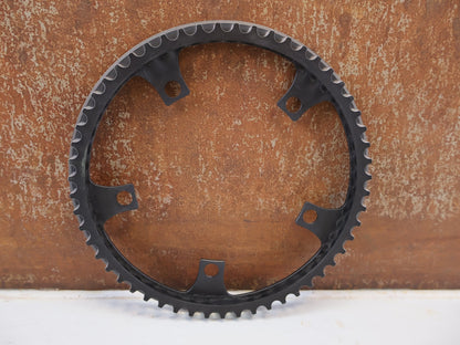 Kettenblatt von Gates, GATES CARBON DRIVE RIEMENSCHEIBE 55 ZÄHNE DIRECT MOUNT vor USEDBIKES-OB.DE Hintergrund
