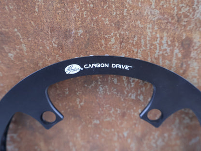 Kettenblatt von Gates, GATES CARBON DRIVE RIEMENSCHEIBE 55 ZÄHNE DIRECT MOUNT vor USEDBIKES-OB.DE Hintergrund