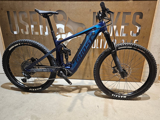 E - Mountainbike von Ghost, GHOST E - RIOT TRAIL CF ADVANCED / S in variant_title vor USEDBIKES - OB.DE Hintergrund