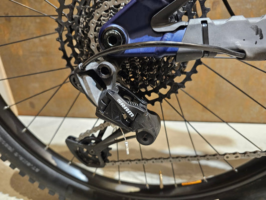 E - Mountainbike von Ghost, GHOST E - RIOT TRAIL CF ADVANCED / S in variant_title vor USEDBIKES - OB.DE Hintergrund