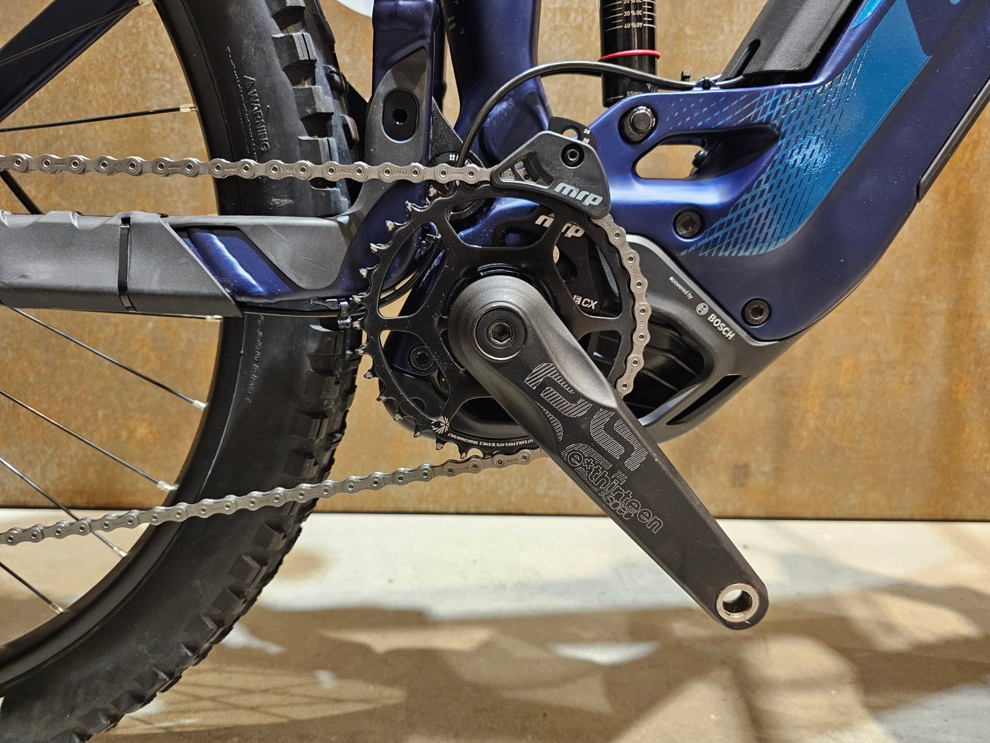 E - Mountainbike von Ghost, GHOST E - RIOT TRAIL CF ADVANCED / S in variant_title vor USEDBIKES - OB.DE Hintergrund
