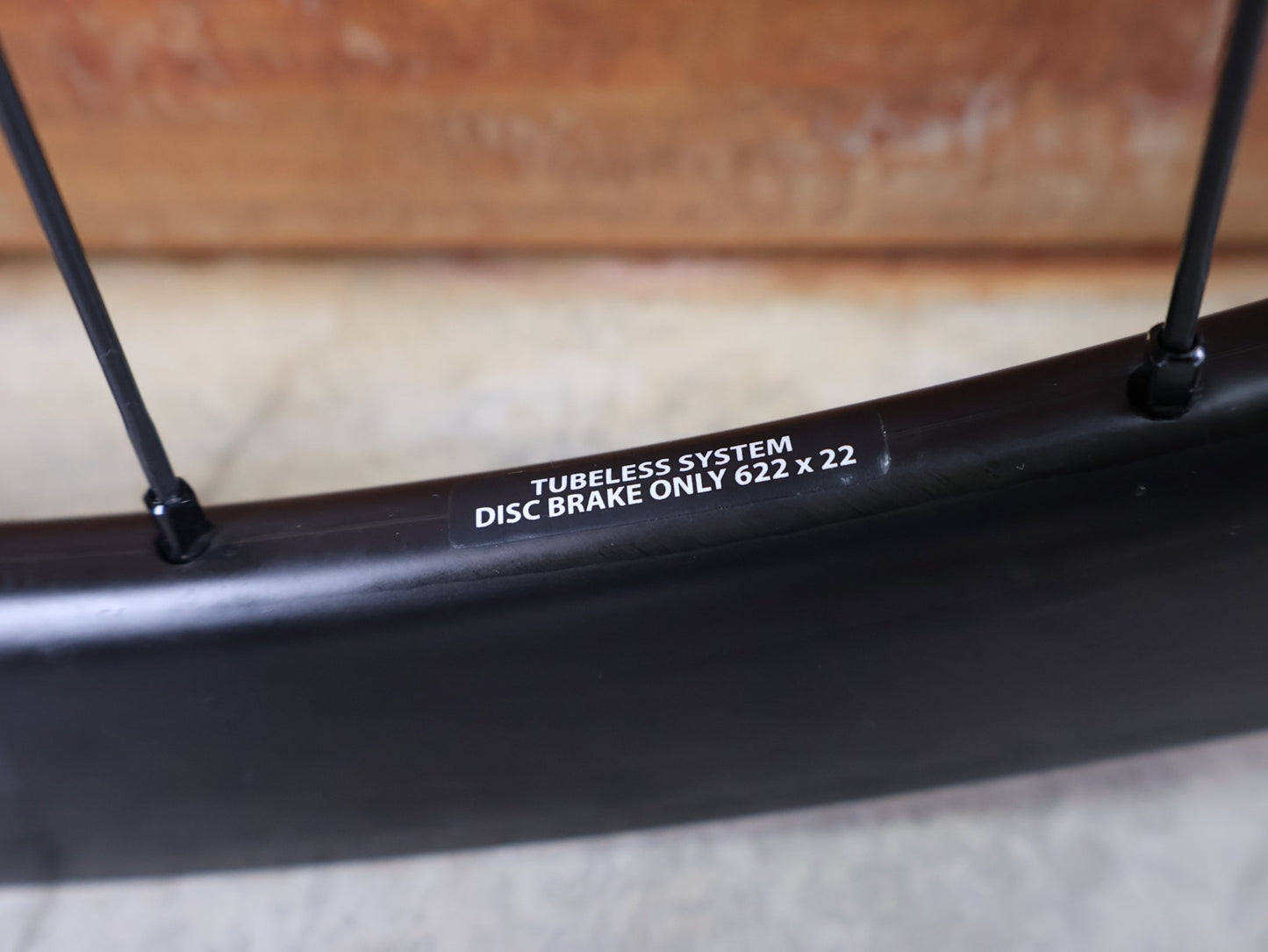 Laufrad/Laufradsatz von Giant, GIANT SLR 2 36 DISC / CARBON TUBELESS LAUFRADSATZ / HOOKLESS / SHIMANO HG / 1618 G vor USEDBIKES - OB.DE Hintergrund