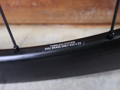 Laufrad/Laufradsatz von Giant, GIANT SLR 2 36 DISC / CARBON TUBELESS LAUFRADSATZ / HOOKLESS / SHIMANO HG / 1618 G vor USEDBIKES - OB.DE Hintergrund