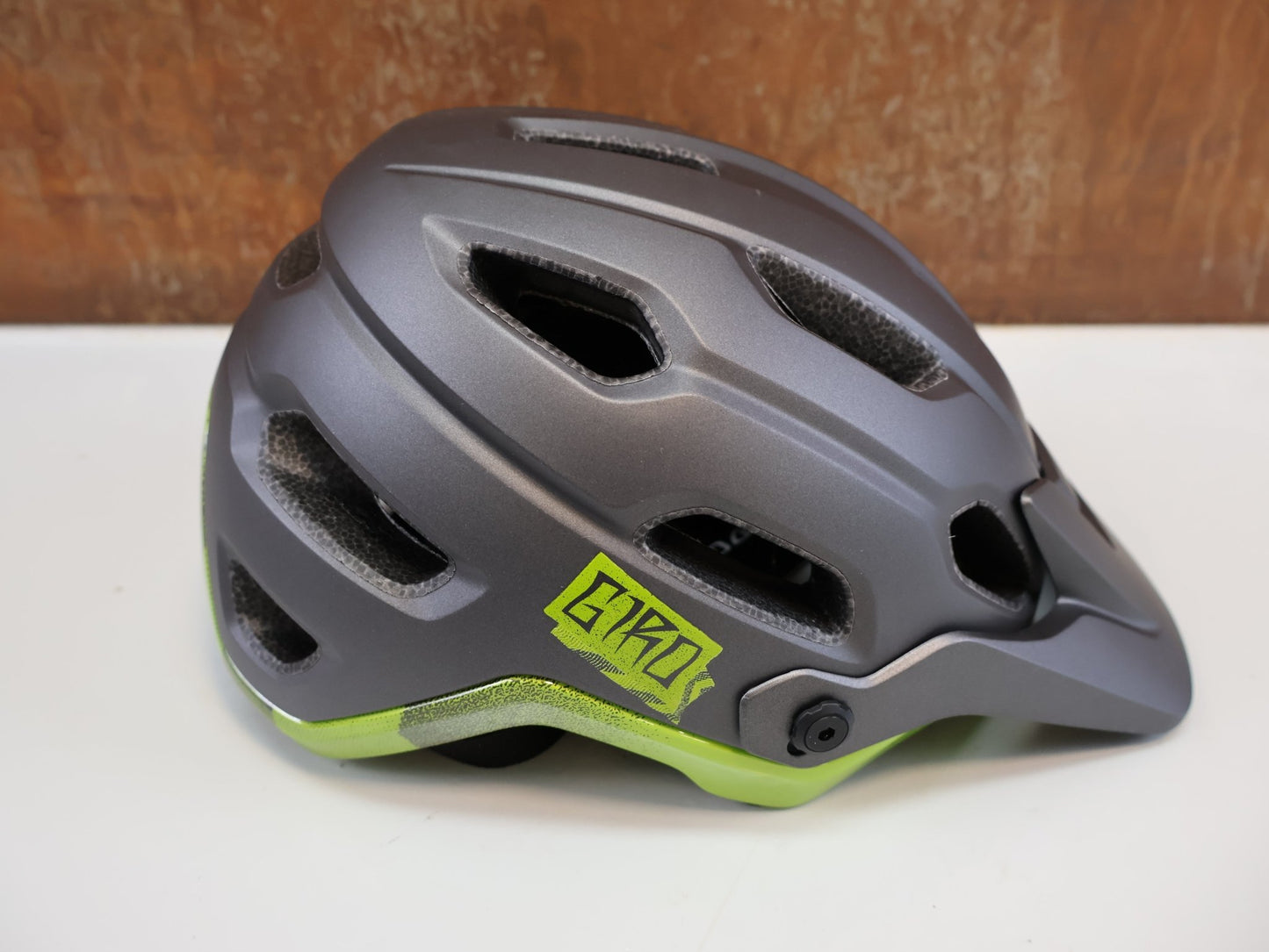 Helme von Giro, GIRO SOURCE MIPS MTB HELM / GRÖSSE M 55 - 59 CM / MATTE BLACK / 7140530 vor USEDBIKES - OB.DE Hintergrund